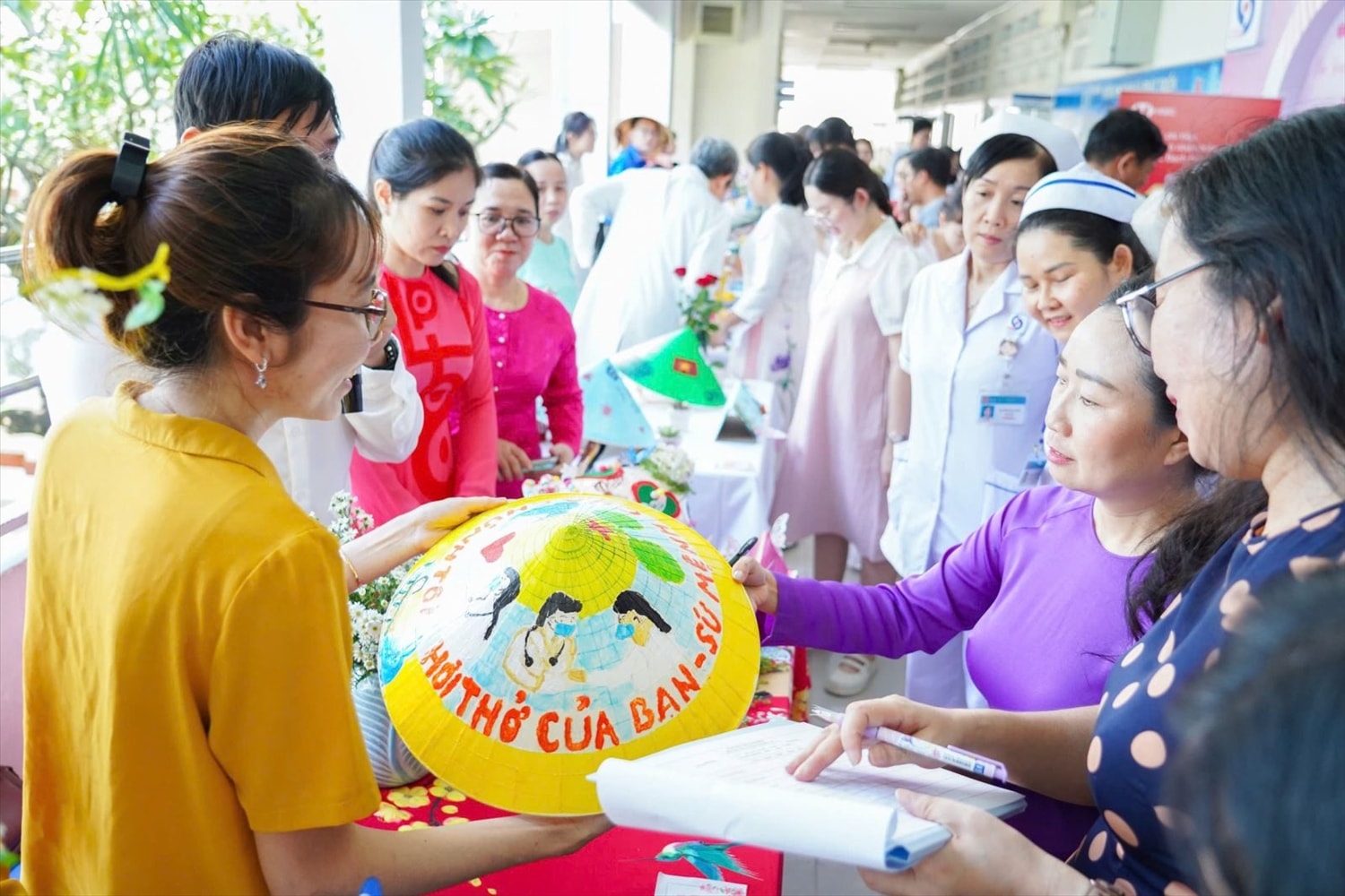 Các chị em hăng hái tham gia Hội thi vẽ và trang trí nón lá tại Bệnh viện Nhân dân Gia định nhân dịp kỷ niệm ngày 20/10