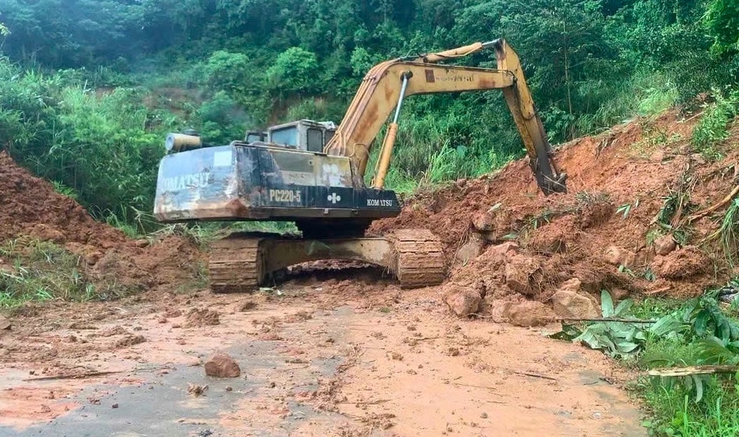 Chủ động các phương tiện, máy móc để khơi thông những điểm sạt lở ở các xã miền núi (Ảnh CTV)