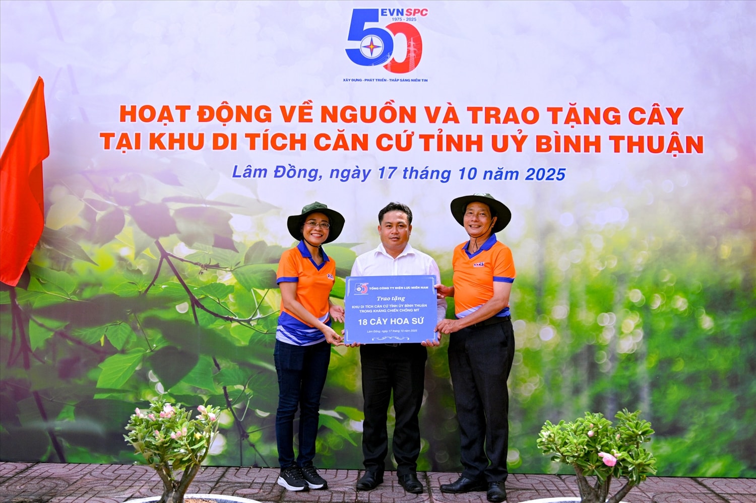 Đại diện nữ EVNSPC Trao tặng cây kiểng đến đại diện Ban quản lý Khu di tích Căn cứ Tỉnh ủy Bình Thuận