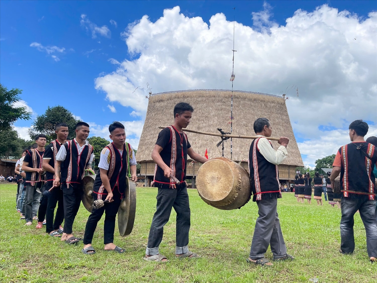 Những chàng trai đánh chiêng, trống âm vang mừng nhà rông mới của làng Những chàng trai đánh chiêng, trống âm vang mừng nhà rông mới của làng
