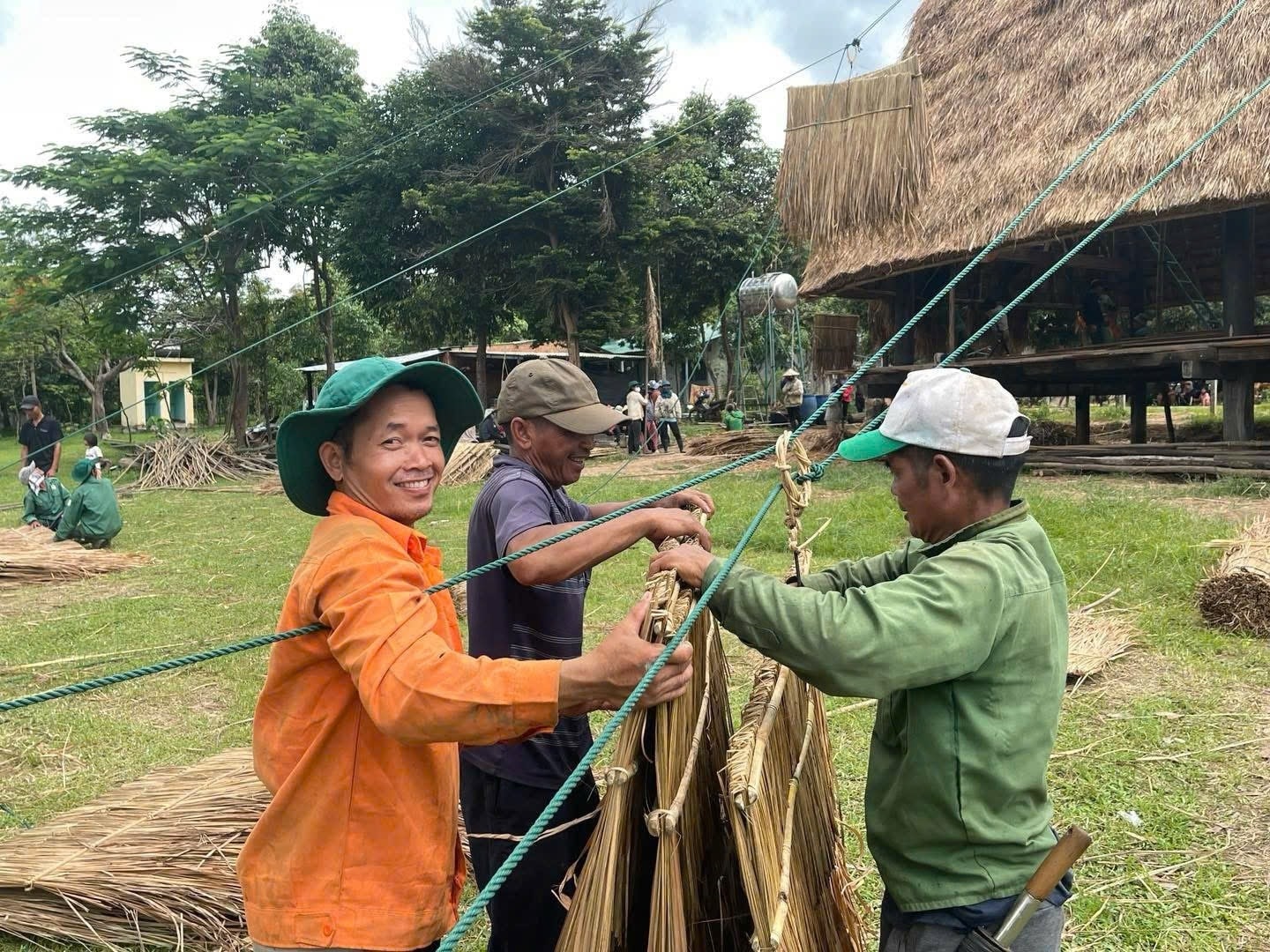 Bà con vui mừng, quyết tâm dựng lại nhà rông Bà con vui mừng, không ngại vất vả nhiều tháng trời để sớm hoàn thành mái nhà chung của làng