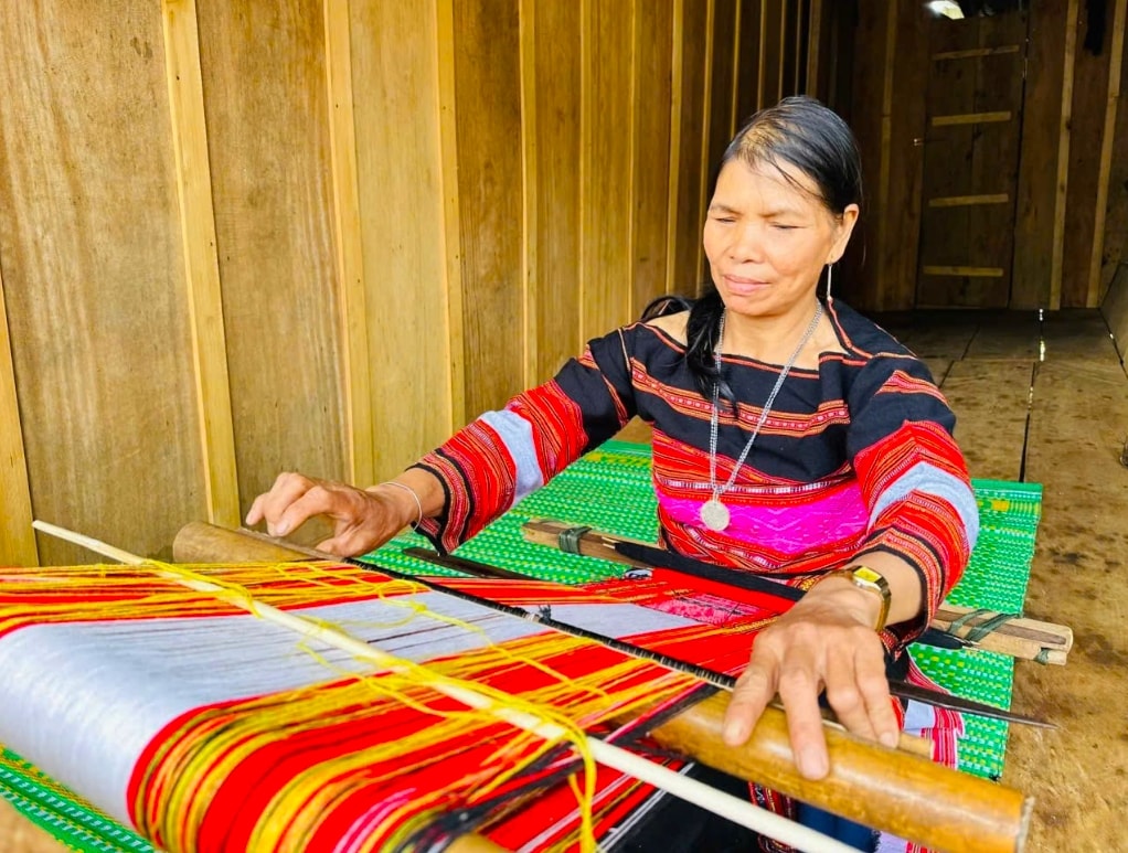 Dù bận rộn nhưng hàng ngày bà Đinh Thị Chớ vẫn dành thời gia cho khung dệt thổ cẩm (Ảnh D.Đ)