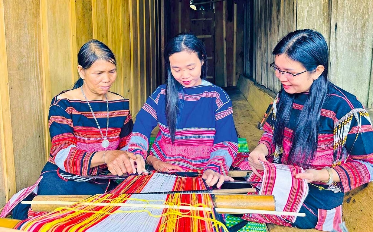 Ngày càng nhiều phụ nữ đến nhà bà Đinh Thị Chớ để học nghề dệt thổ cẩm (Ảnh D.Đ)