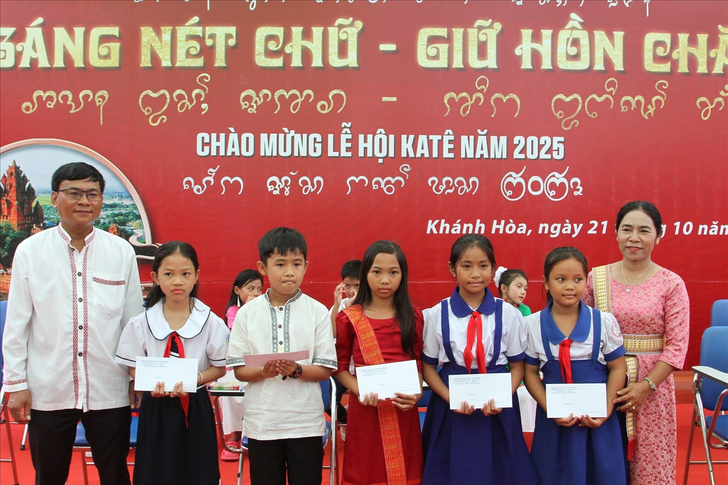 Ban Tổ chức trao giải thưởng cho học sinh đạt thành tích cao Hội thi “Sáng nét chữ- Giữ hồn Chăm” tại Lễ hội Katê 2025.