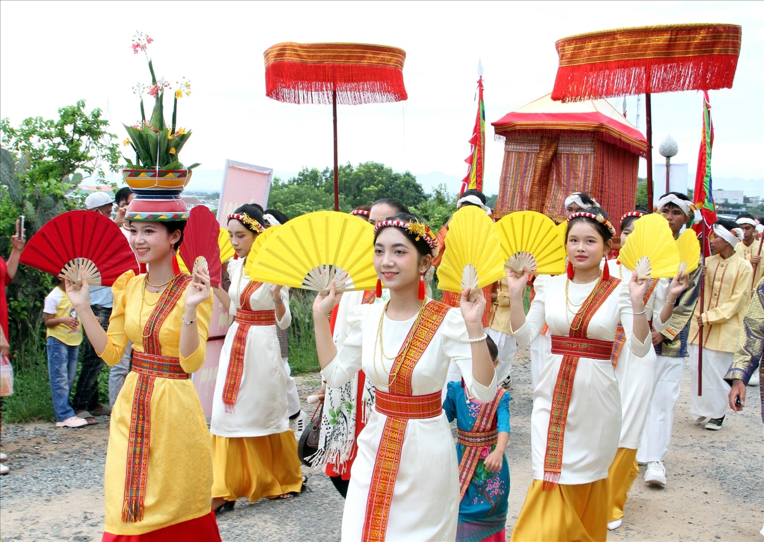 Đội múa làng Chăm Phước Đồng, xã Phước Hậu và thanh niên khiêng kiệu y trang lên đền tháp.. 