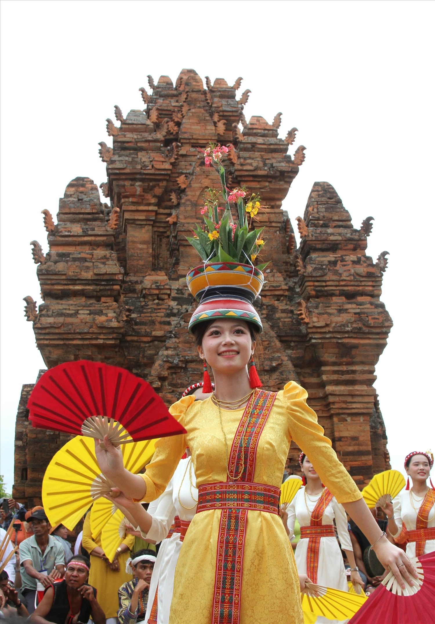 Thiếu nữ Chăm biểu diễn dân vũ tại đền tháp