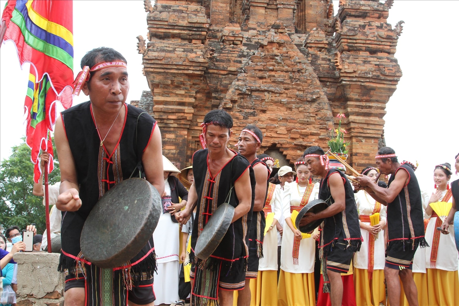 Các nghệ nhân dân tộc Raglay biểu diễn mã la, kèn bầu tại Lễ hội Katê tháp Pô Klong Garai.