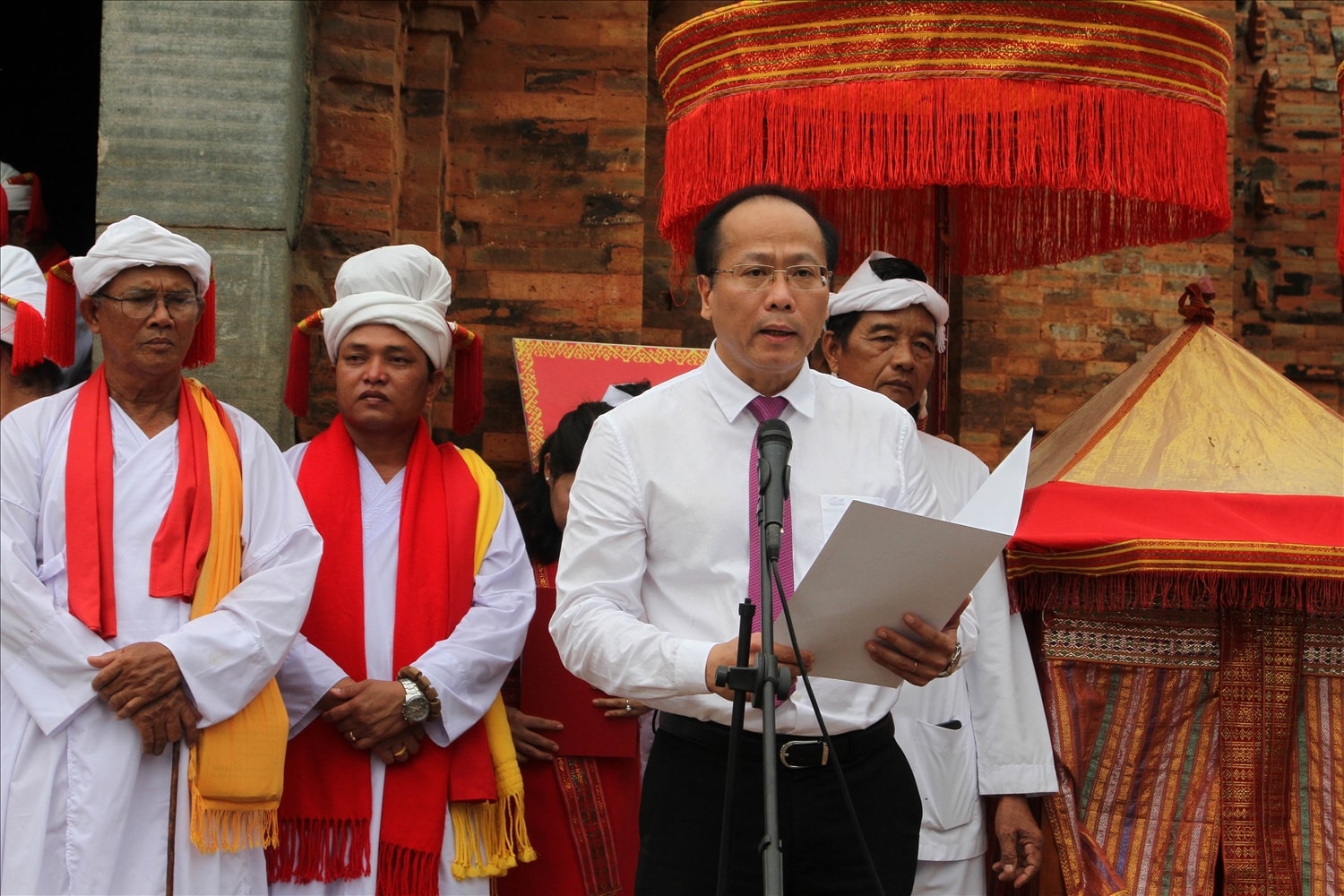 Ông Nguyễn Khắc Hà, Phó Bí thư Tỉnh ủy Khánh Hòa, Chủ tịch Ủy ban MTTQ Việt Nam tỉnh Khánh Hòa phát biểu tại Lễ hội Katê tháp Pô Klong Garai