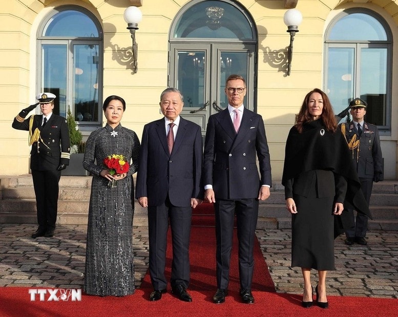 Tổng thống Cộng hòa Phần Lan Alexander Stubb và Phu nhân chủ trì lễ đón chính thức Tổng Bí thư Tô Lâm và Phu nhân Ngô Phương Ly, cùng Đoàn đại biểu cấp cao Việt Nam - Ảnh: TTXVN
