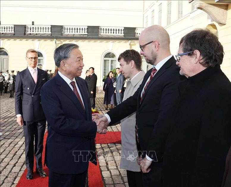 Tổng thống Alexander Stubb giới thiệu với Tổng Bí thư Tô Lâm các quan chức Phần Lan - Ảnh: TTXVN