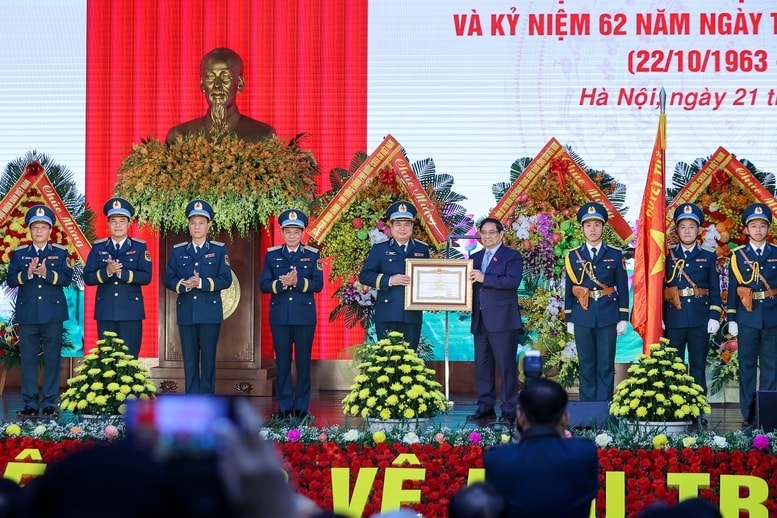 Thủ tướng Phạm Minh Chính trao Danh hiệu Anh hùng lực lượng vũ trang nhân dân cho Quân chủng Phòng không – Không quân - Ảnh: VGP/Nhật Bắc