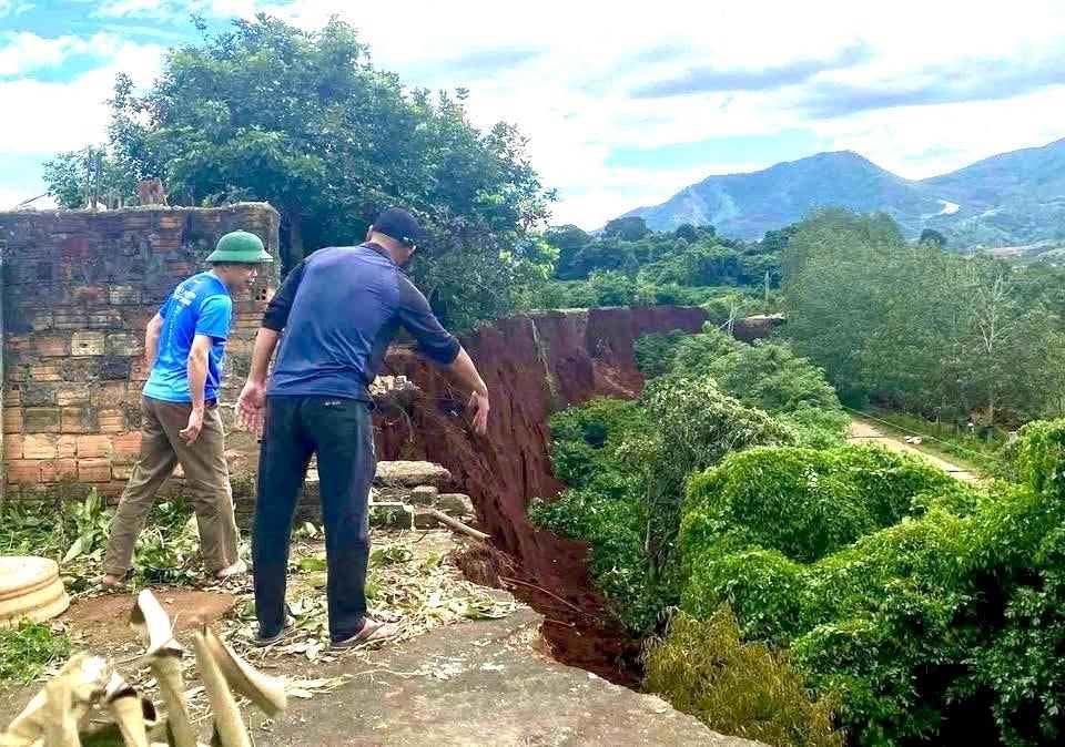 (Tin PV) Gia Lai: Cán bộ giúp dân khẩn trương  di dời tài sản ra khỏi khu vực sạt lở nghiêm trọng 3