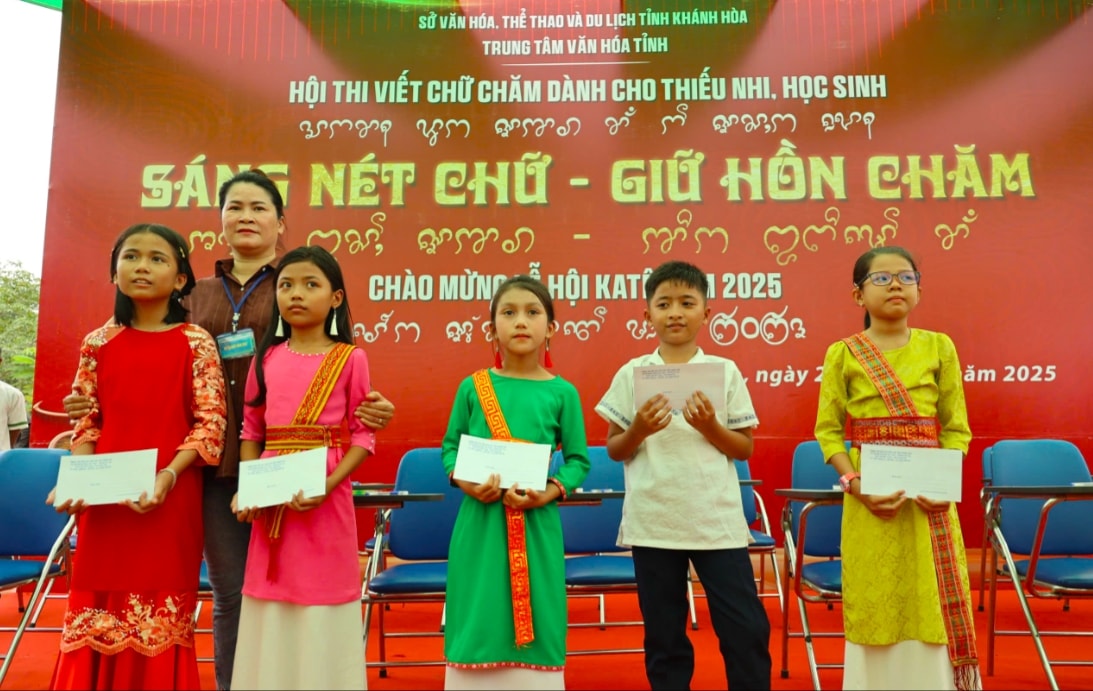 Khen thưởng các em học sinh đạt giải (Ảnh T.N)