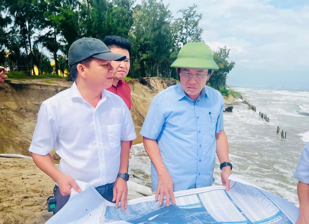 Ông Trần Nam Hưng (đội mũ cối) kiểm tra sạt lở ở Hội An Tây. (Ảnh Thi Thi)