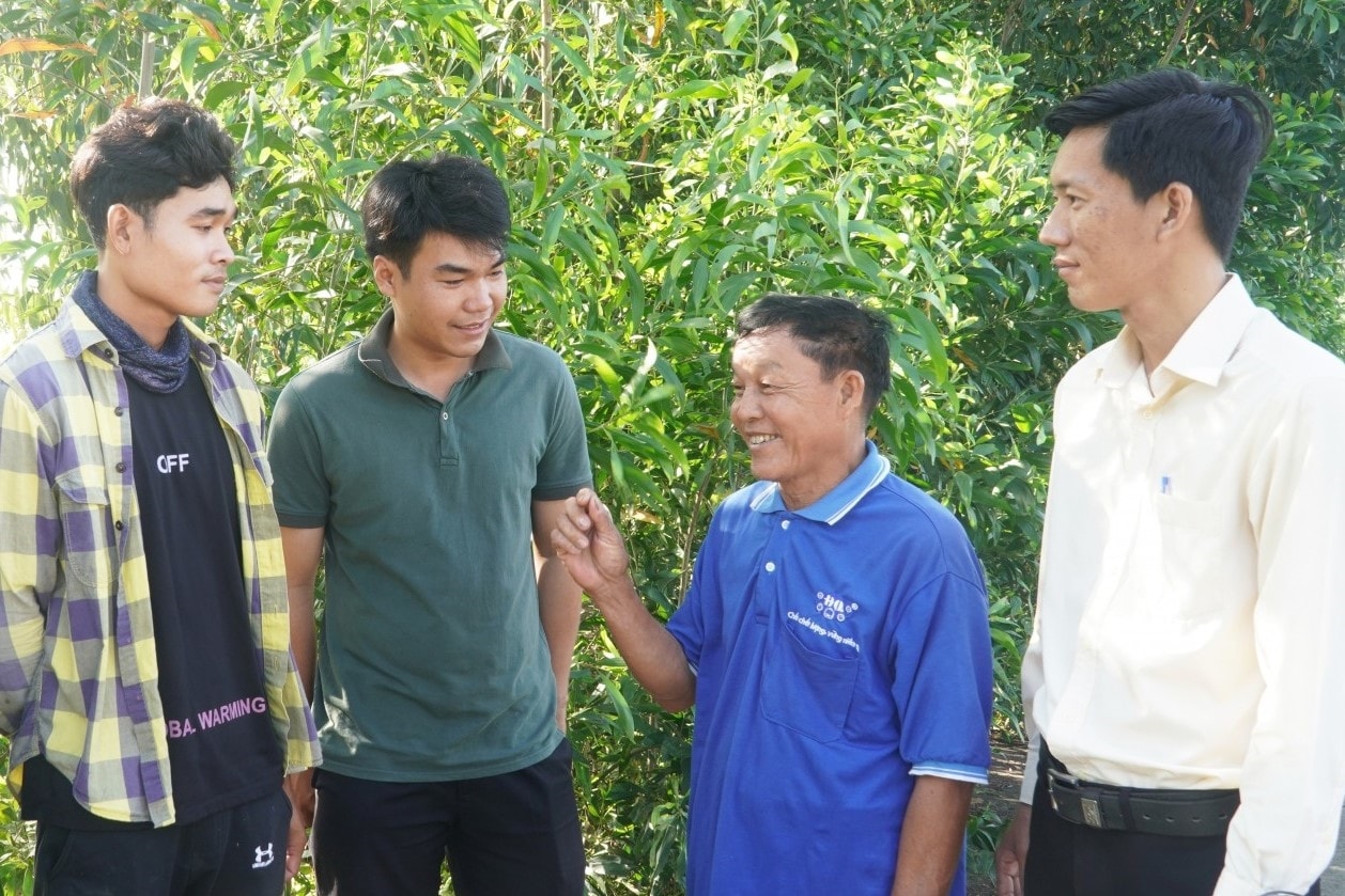 Ông Lý Văn Khô (thứ 2 từ phải qua) là “cầu nối” hóa giải mâu thuẫn, thắt chặt tình đoàn kết trong ấp Ông Lý Văn Khô (thứ 2 từ phải qua) là “cầu nối” hóa giải mâu thuẫn, thắt chặt tình đoàn kết trong ấp