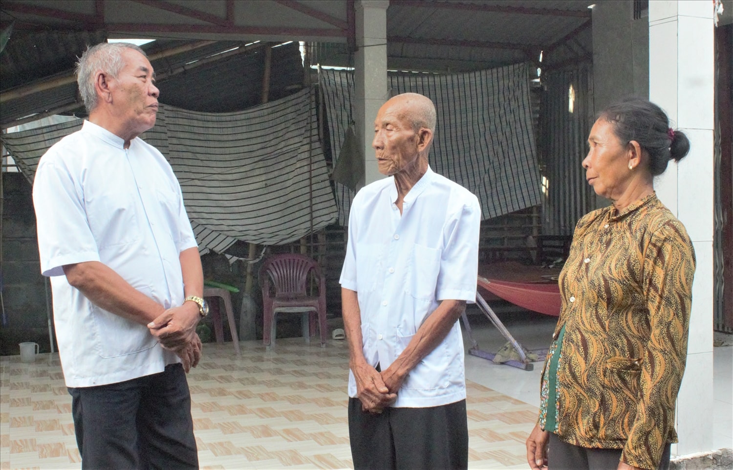 Ông Chau Siêm đến tuyên truyền, vận động người dân địa phương chấp hành tốt chủ trương của Đảng, chính sách, pháp luật của Nhà nước. Ông Chau Siêm đến tuyên truyền, vận động người dân địa phương chấp hành tốt chủ trương của Đảng, chính sách, pháp luật của Nhà nước.
