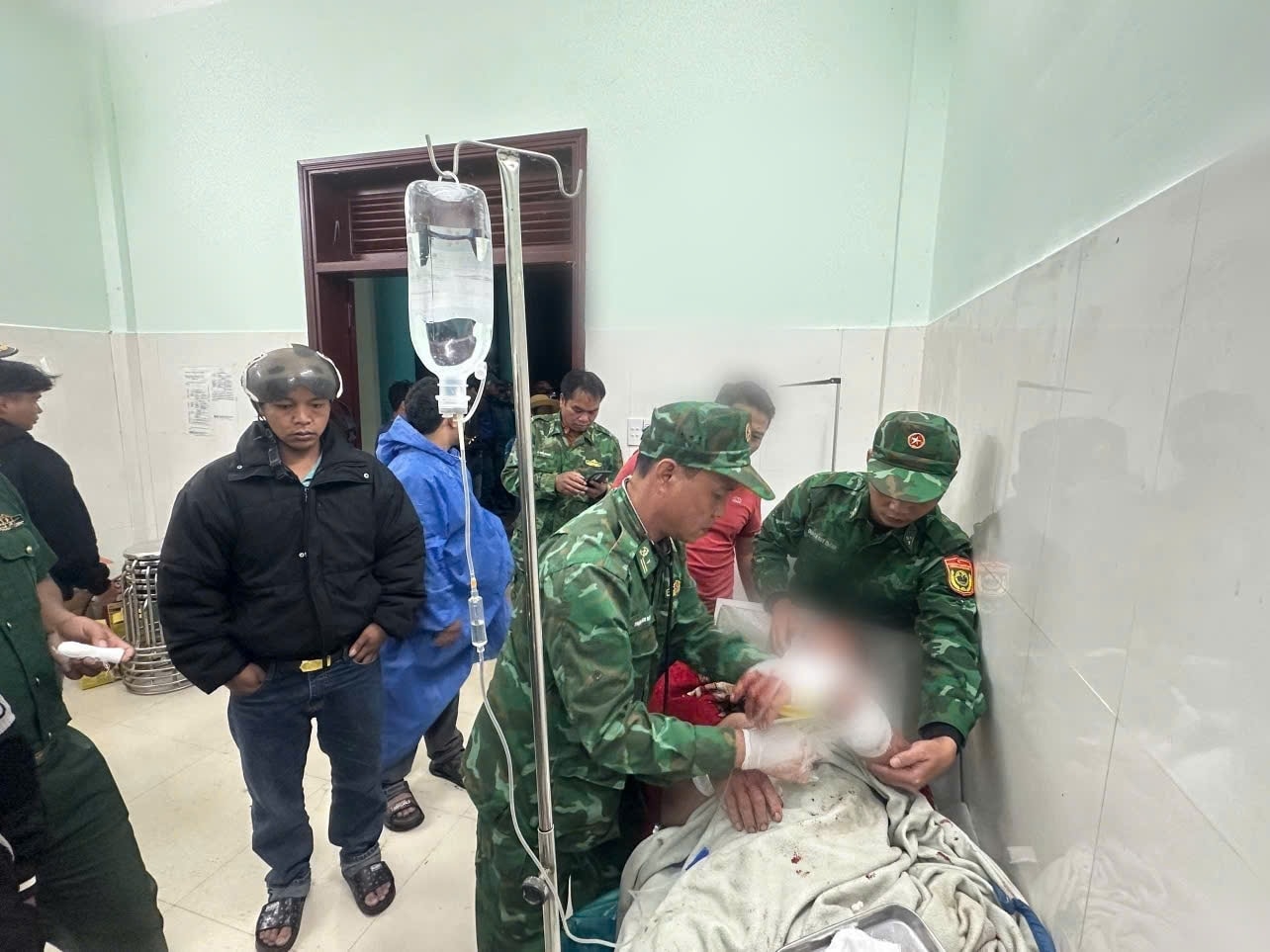 Ông Pơloong Nhương bị gấu tấn công, may mắn được phát hiện và cứu kịp thời. (Ảnh Tây Giang) Ông Pơloong Nhương bị gấu tấn công, may mắn được phát hiện và cứu kịp thời. (Ảnh Tây Giang)