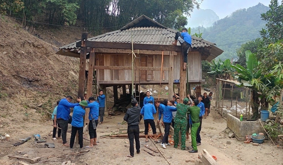 Các lực lượng chức năng cùng chung tay hỗ trợ người dân xóa nhà tạm, nhà dột nát.