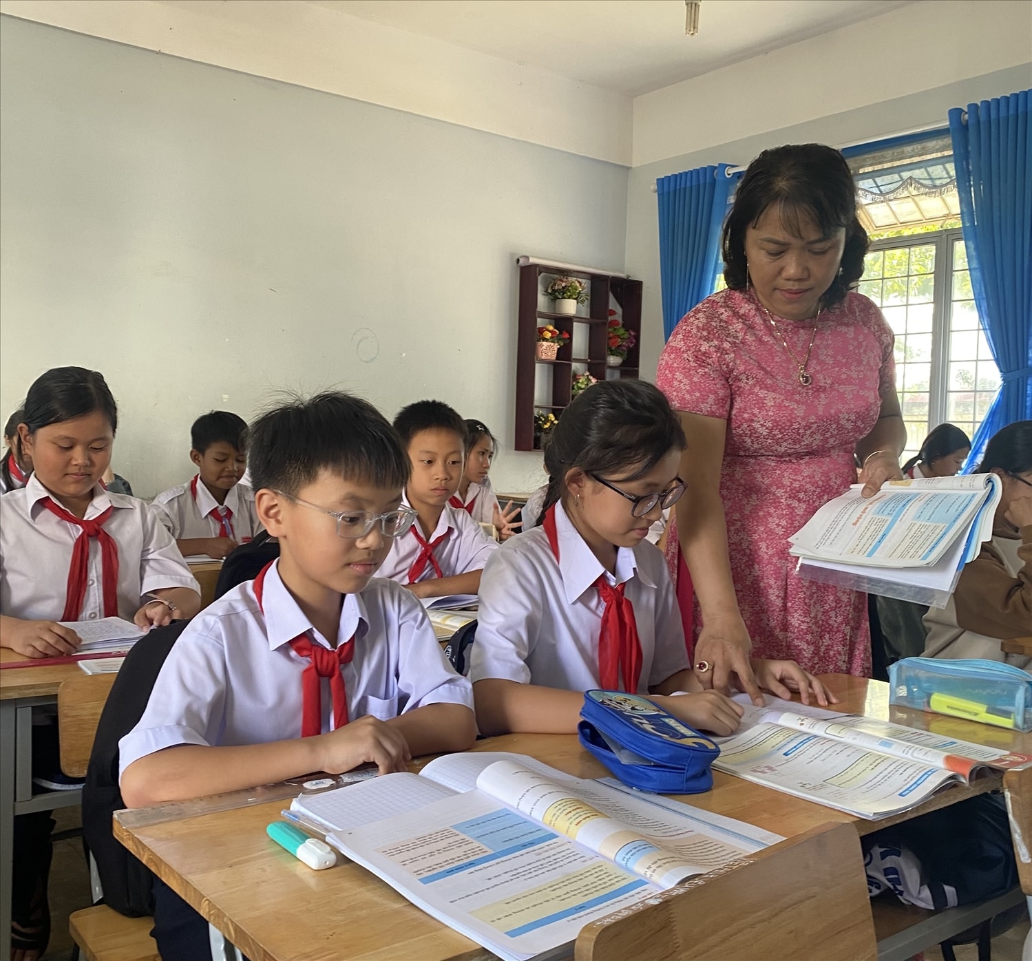 Cô giáo Ngô Thị Liền tận tụy truyền dạy kiến thức cho các em học sinh Cô giáo Ngô Thị Liền tận tụy truyền dạy kiến thức cho các em học sinh