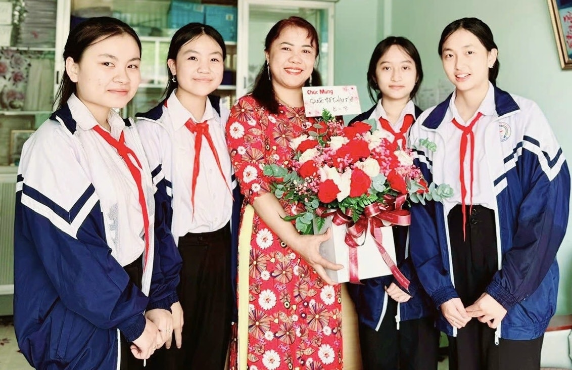 Học sinh chúc mừng cô giáo Ngô Thị Liền nhân dịp 20/10 Học sinh chúc mừng cô giáo Ngô Thị Liền nhân dịp 20/10