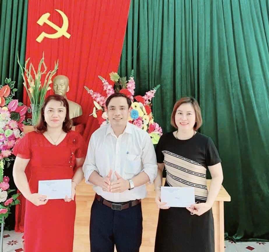 Cô giáo Ngô Thị Liền (bên trái) nhận khen thưởng của nhà trường Cô giáo Ngô Thị Liền (bên trái) nhận khen thưởng của nhà trường
