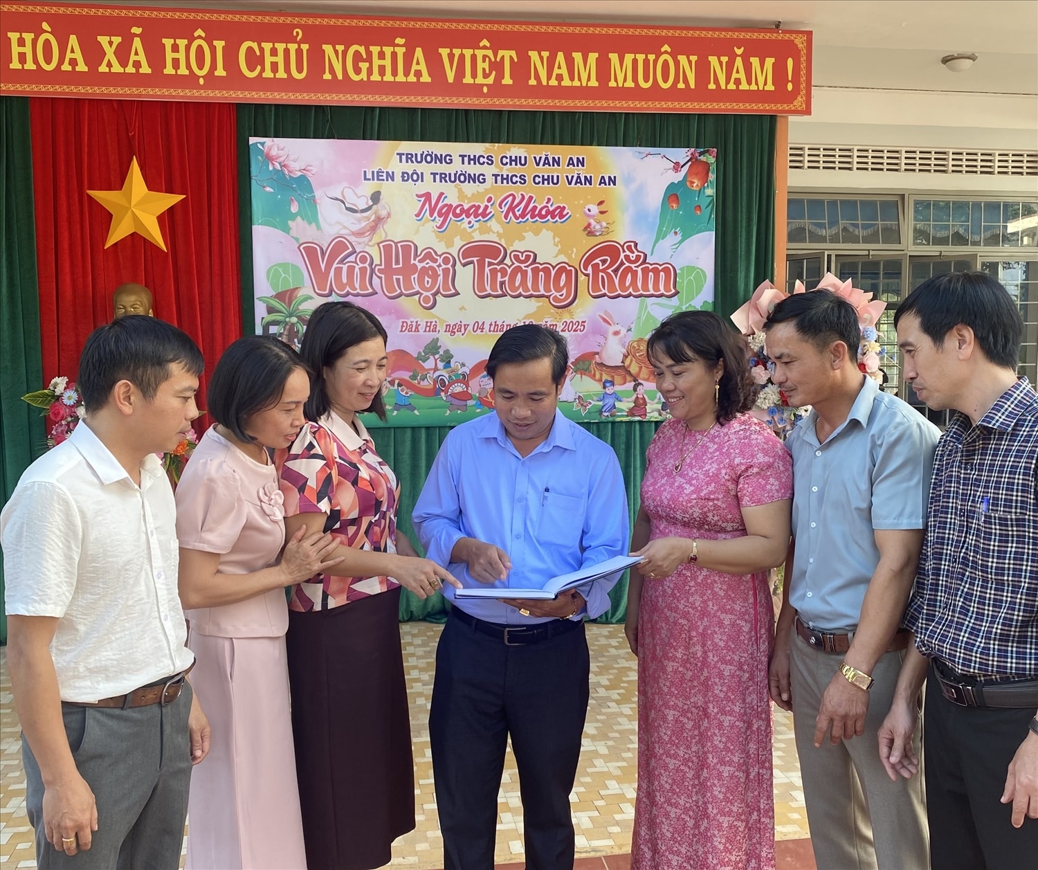 Hiệu trưởng Trường THCS Chu Văn An Nguyễn Văn Hiền (đứng giữa) trao đổi cùng tập thể nâng cao chất lượng giáo dục (1) Hiệu trưởng Trường THCS Chu Văn An Nguyễn Văn Hiền (đứng giữa) cùng Phó Hiệu trưởng Ngô Thị Liền trao đổi cùng tập thể nâng cao chất lượng giáo dục.