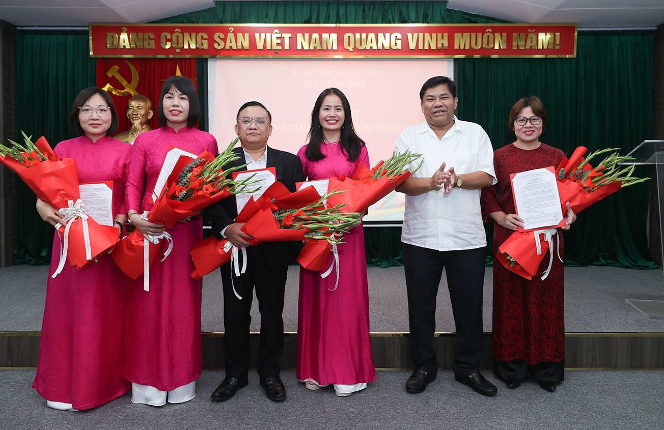 Thứ trưởng Y Thông trao Quyết định bổ nhiệm của Bộ trưởng Bộ Dân tộc và Tôn giáo cho các cán bộ (Ảnh: Lê Anh Dũng)