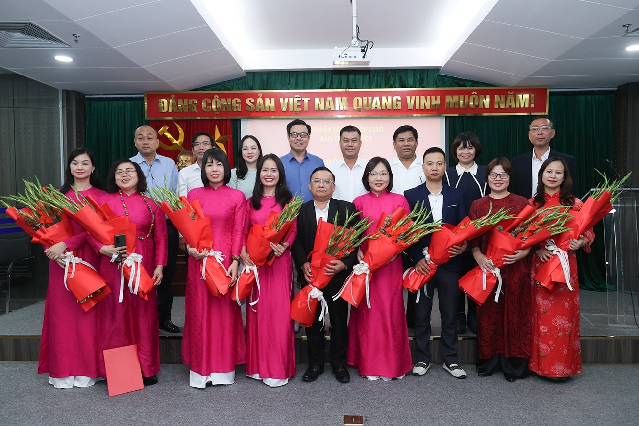 Thứ trưởng Y Thông, Lãnh đạo các Vụ và Lãnh đạo Báo VietNamNet chụp ảnh lưu niệm với các cán bộ được bổ nhiệm (Ảnh: Lê Anh Dũng)