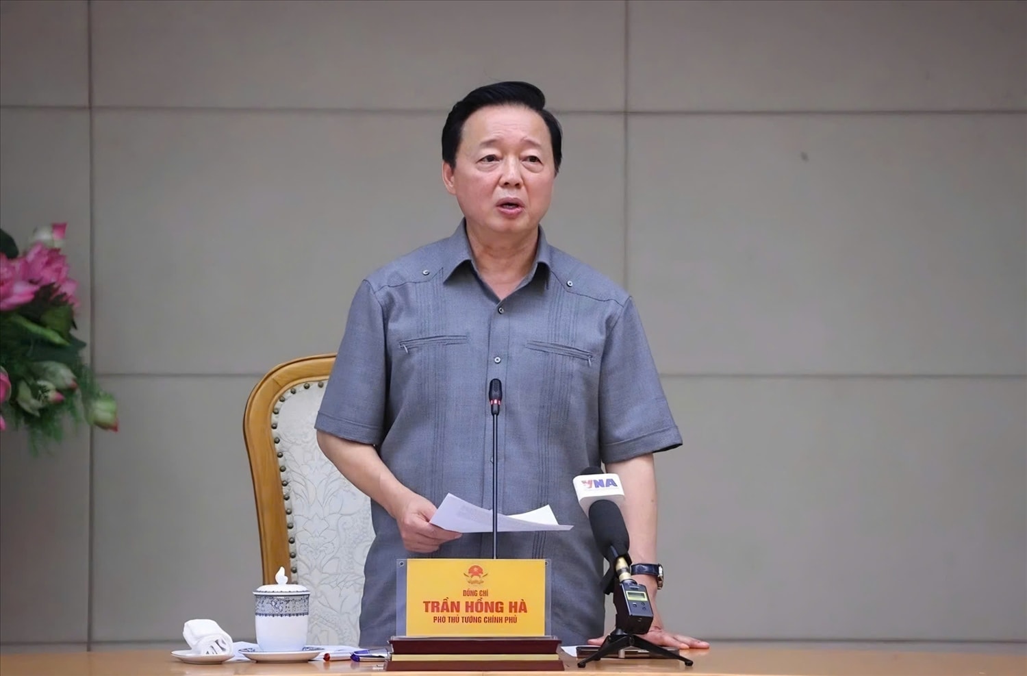 Phó Thủ tướng Trần Hồng Hà yêu cầu bảo đảm an toàn cao nhất cho người dân vùng bão lũ. Ảnh: VOV