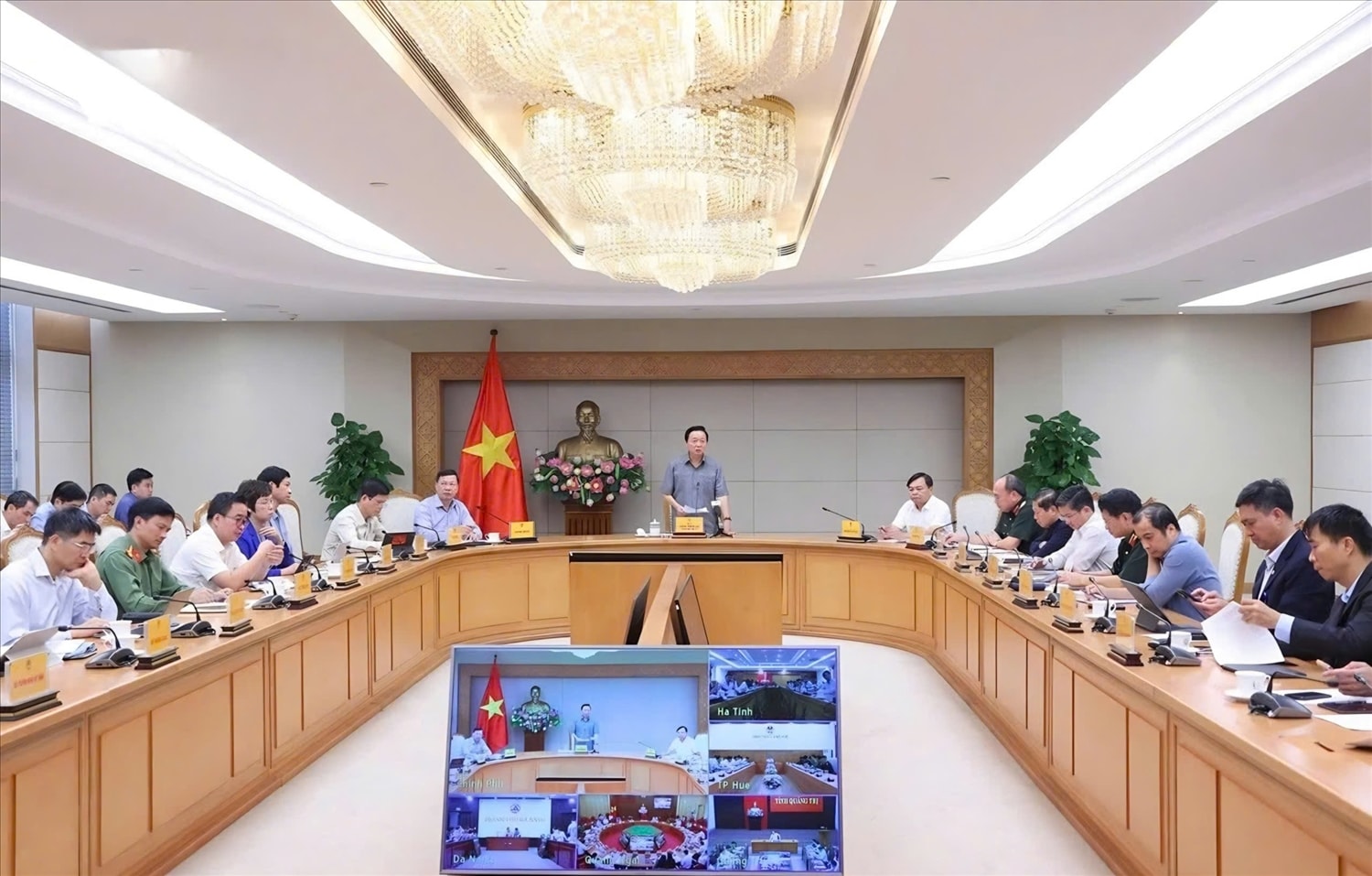 Phó Thủ tướng Trần Hồng Hà, Phó Trưởng ban Thường trực Ban Chỉ đạo Phòng thủ dân sự Quốc gia, chủ trì cuộc họp về ứng phó với bão số 12 (Fengshen) và mưa, lũ do ảnh hưởng của bão, kết nối trực tuyến với các điểm cầu UBND TP Huế, TP Đà Nẵng, các tỉnh Quảng Ngãi, Quảng Trị, Hà Tĩnh. Ảnh: VOV