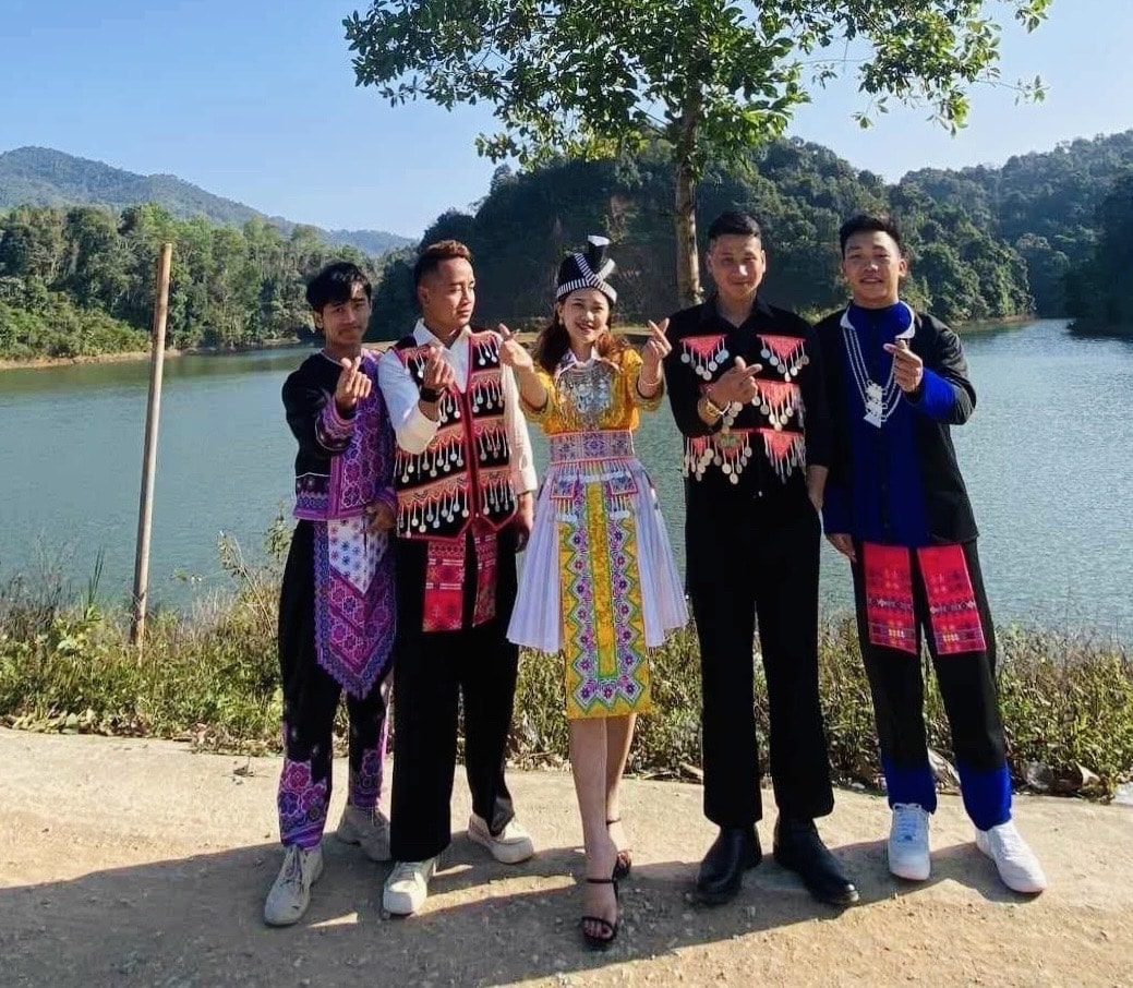 Em Giàng A Đồng (ngoài cùng bên phải) cùng các bạn trẻ dân tộc Mông tỉnh Điện Biên