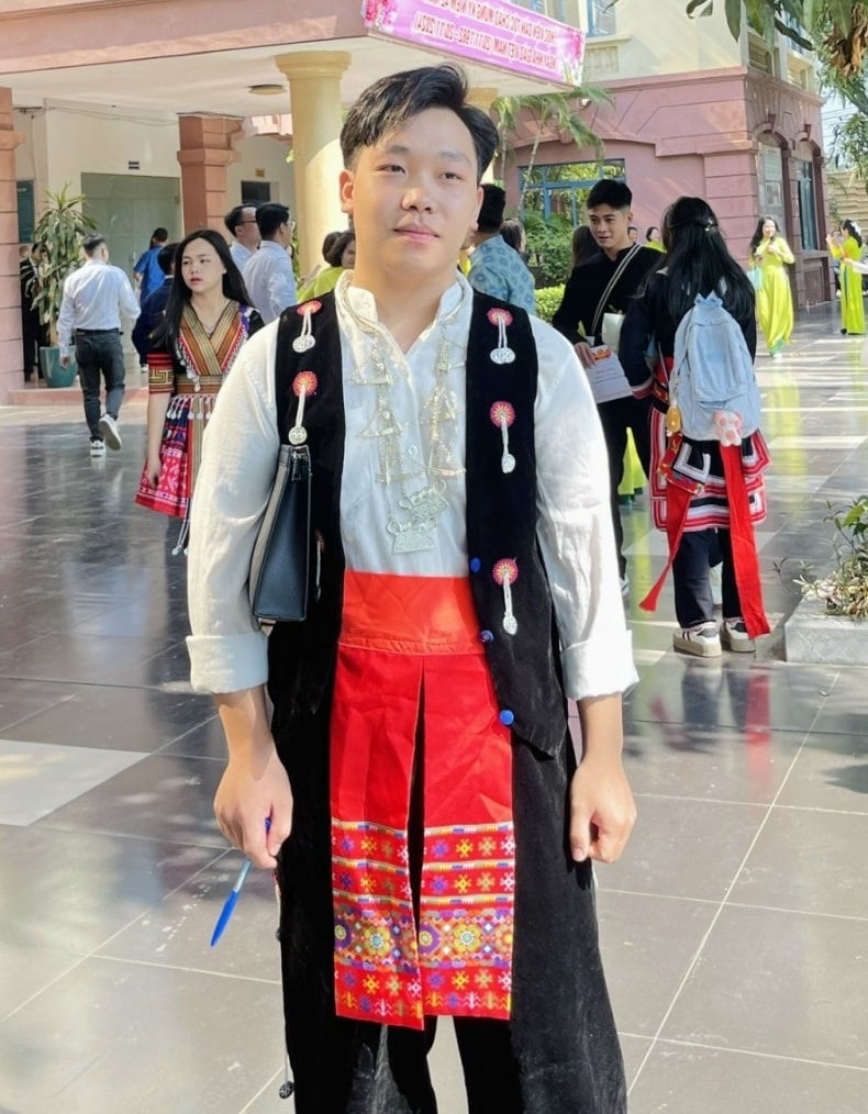 Em Giàng A Đông, (dân tộc Mông, sn 2004), Bản Xa Vua, xã Phình Giàng, tỉnh Điện Biên
