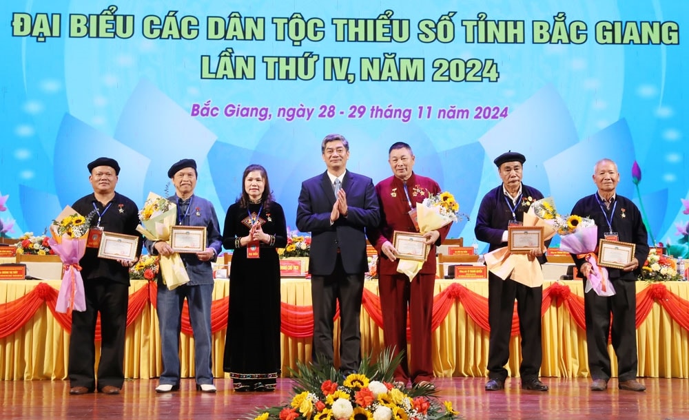 Nghệ nhân Mạc Văn Đậu vinh dự được trao tặng Kỷ niệm chương Vì sự nghiệp phát triển các dân tộc
