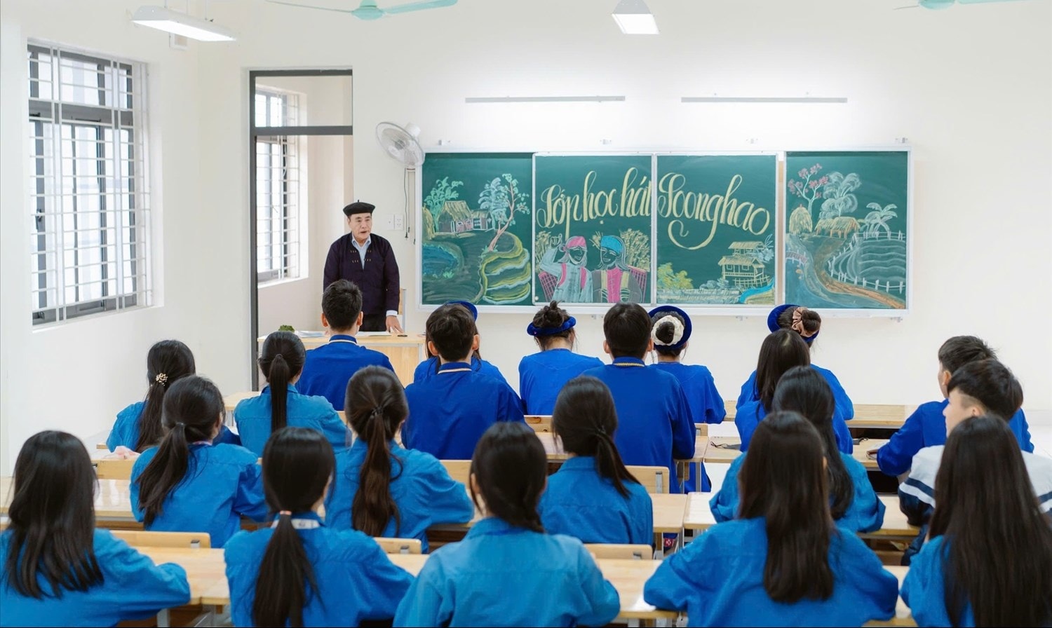 Nghệ nhân Mạc Văn Đậu dạy hát sloong hao cho học sinh Trường THPT Lục Ngạn