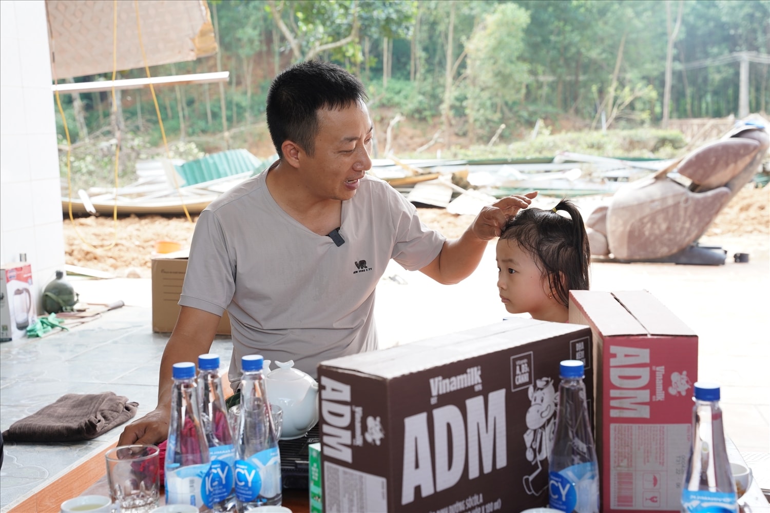Anh Đoàn Khanh và con gái nhỏ trước ngôi nhà đã bị lũ cuốn trôi toàn bộ. Ảnh: Tịnh Không