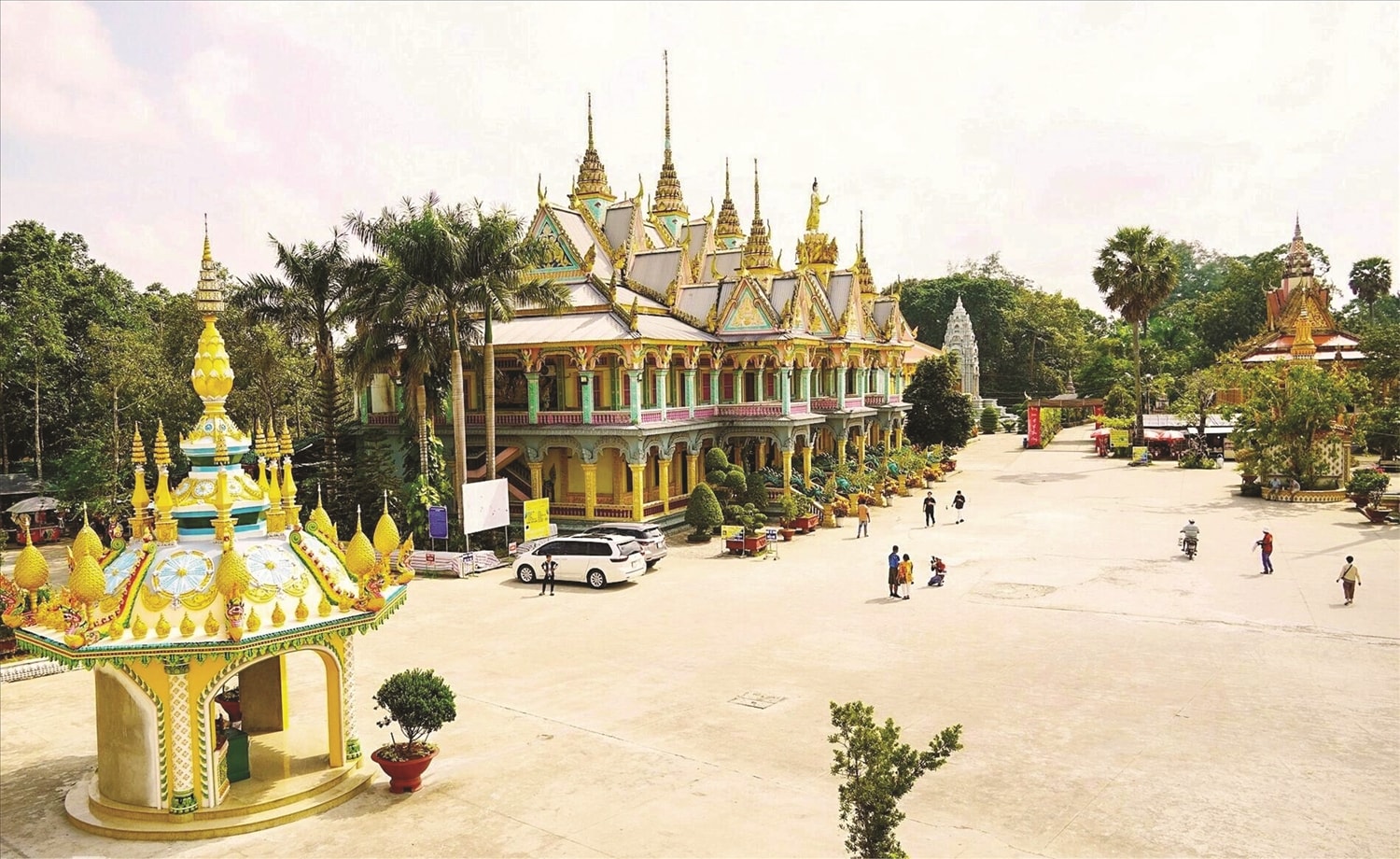 Chùa mang nét cổ kính nhưng không kém phần tráng lệ, nổi bật với những bức tường nhuốm màu thời gian. Khuôn viên chùa thoáng đãng, xung quanh phủ bóng mát của nhiều cây sao cổ