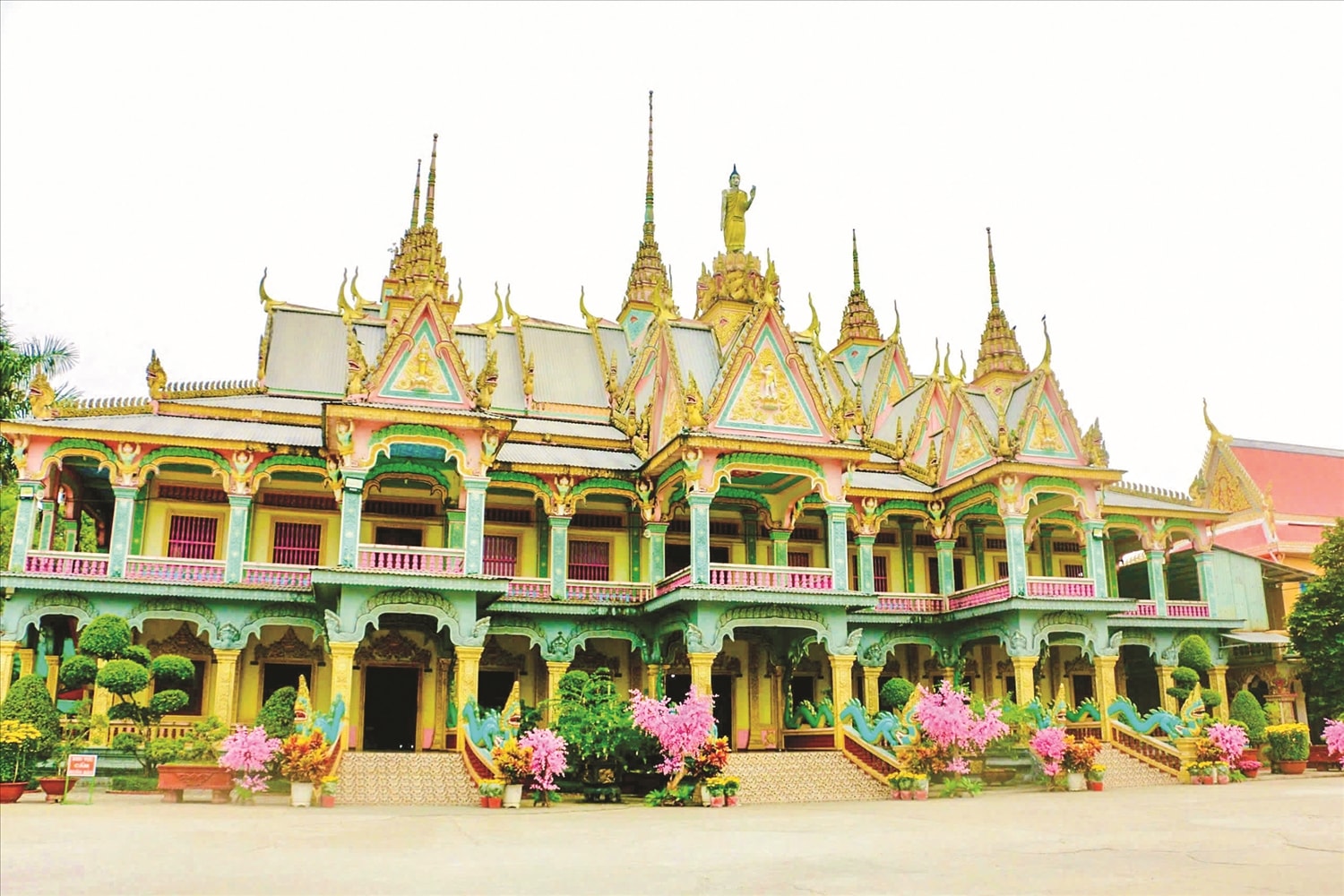 Tòa nhà sala với diện tích hơn 1.000 m2, mang đậm nét kiến trúc truyền thống của người Khmer. Điểm nổi bật của sala mới là tượng Phật Thích Ca đứng trên chín rồng, với ý nghĩa đức Phật phổ độ chúng sanh