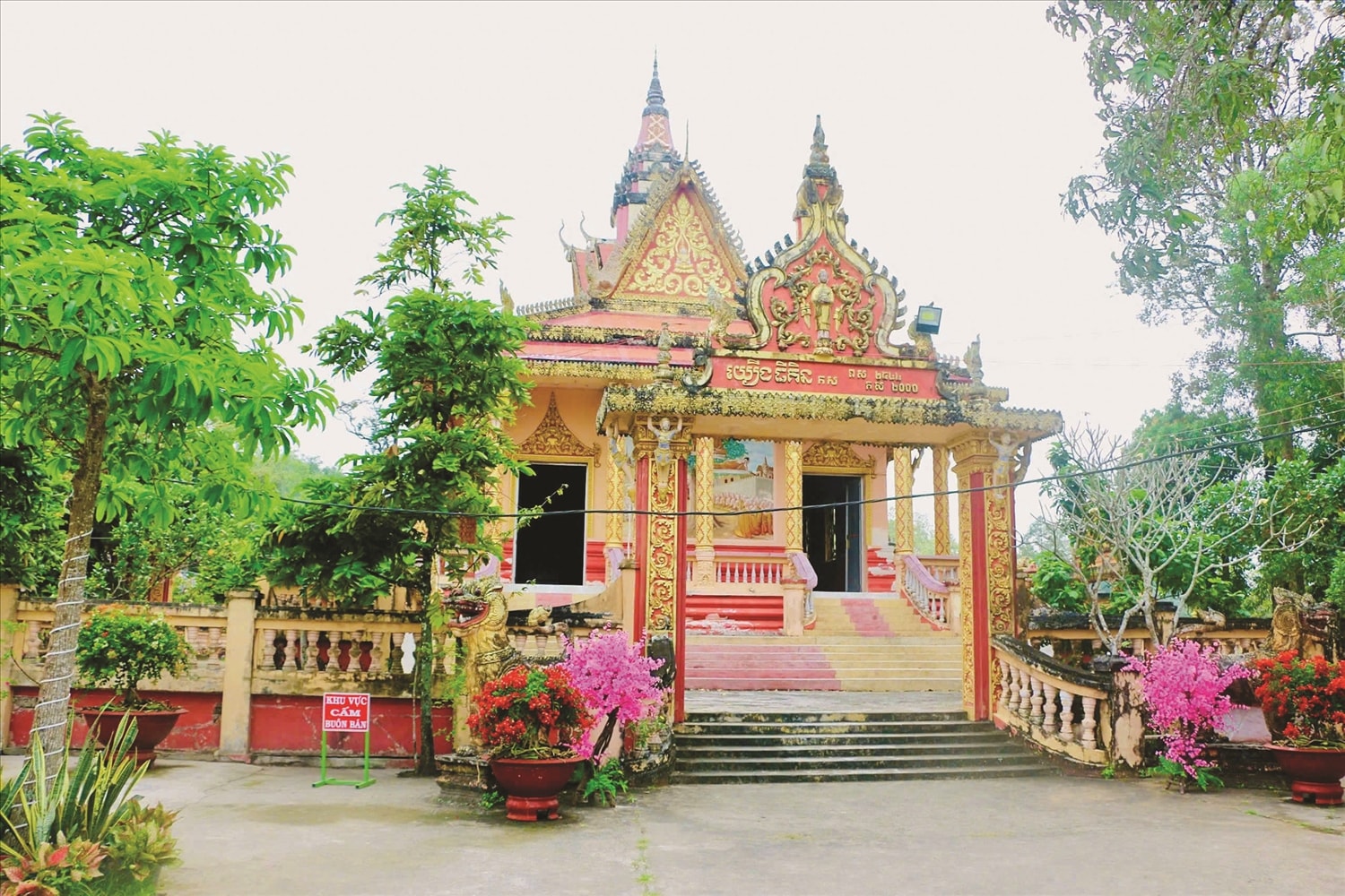 Ở phía đối diện các tòa sala là chánh điện được nâng đỡ bởi 6 hàng cột trụ, tầng mái có kết cấu đặc biệt gồm ba hệ thống mái chồng lên nhau. Góc của các tầng mái được trang trí hình tượng rồng của người Khmer