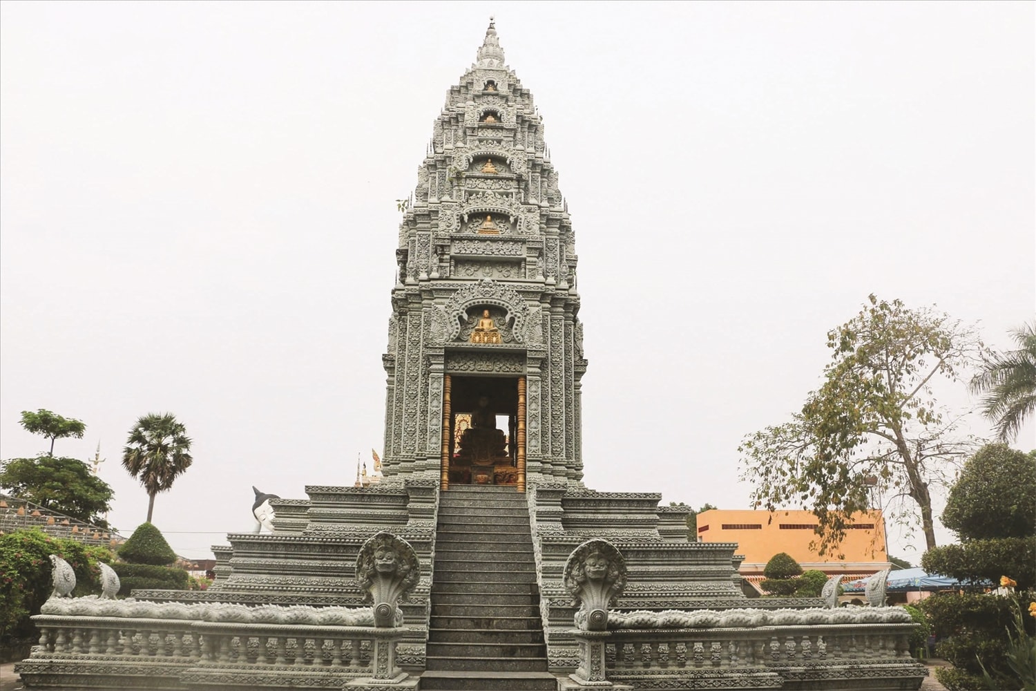 Khuôn viên chùa được chia thành nhiều khu vực, nổi bật là ngôi bảo tháp được xây ngay lối vào. Bảo tháp có bốn hướng tương ứng bốn lối đi, là đại diện của từ, bi, hỷ, xả. Hai bên lối lên tháp được trang trí hình tượng rắn thần Naga và hoa văn Khmer cổ. Màu sơn xám của tháp là nét khác biệt với màu vàng trong các công trình tôn giáo Khmer, vừa toát lên vẻ hiện đại lại vừa uy nghi, cổ kính. Bảo tháp là điểm đến không thể bỏ qua với các bạn trẻ khi tham quan chùa