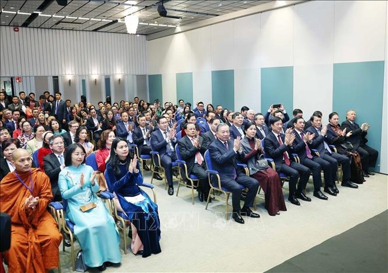 Tổng Bí thư Tô Lâm và Phu nhân gặp gỡ cán bộ Đại sứ quán Việt Nam và cộng đồng người Việt tại Bắc Âu - Ảnh: Thống Nhất/TTXVN Tổng Bí thư Tô Lâm và Phu nhân gặp gỡ cán bộ Đại sứ quán Việt Nam và cộng đồng người Việt tại Bắc Âu - Ảnh: Thống Nhất/TTXVN