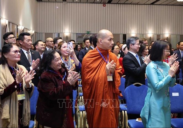 Cán bộ Đại sứ quán Việt Nam tại Phần Lan và cộng đồng người Việt tại Bắc Âu mừng đón Tổng Bí thư Tô Lâm và Phu nhân tới thăm - Ảnh: Thống Nhất/TTXVN Cán bộ Đại sứ quán Việt Nam tại Phần Lan và cộng đồng người Việt tại Bắc Âu mừng đón Tổng Bí thư Tô Lâm và Phu nhân tới thăm - Ảnh: Thống Nhất/TTXVN