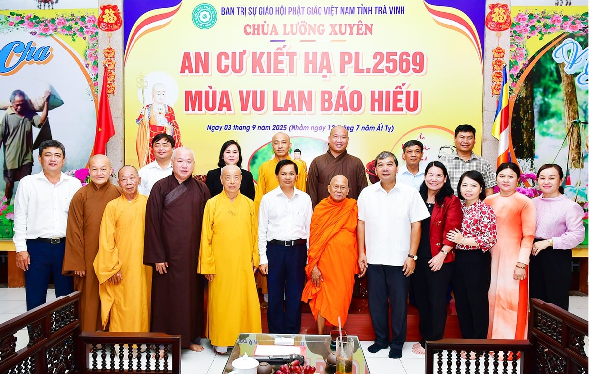 Lãnh đạo tỉnh Vĩnh Long chụp ảnh lưu niệm với chư tăng Ban Trị sự GHPG Việt Nam tỉnh Vĩnh Long