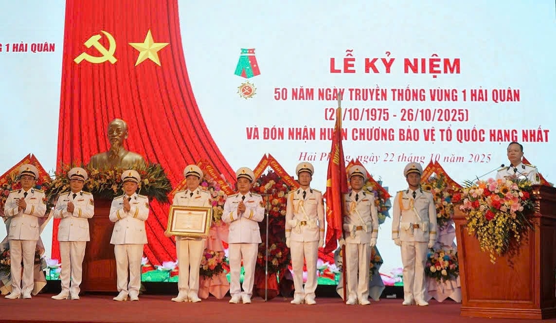 Chuẩn Đô đốc Nguyễn Văn Bách trao Huân chương Bảo vệ Tổ quốc hạng Nhất cho Vùng 1 Hải quân. Ảnh: Mỹ Dung Chuẩn Đô đốc Nguyễn Văn Bách trao Huân chương Bảo vệ Tổ quốc hạng Nhất cho Vùng 1 Hải quân. Ảnh: Mỹ Dung