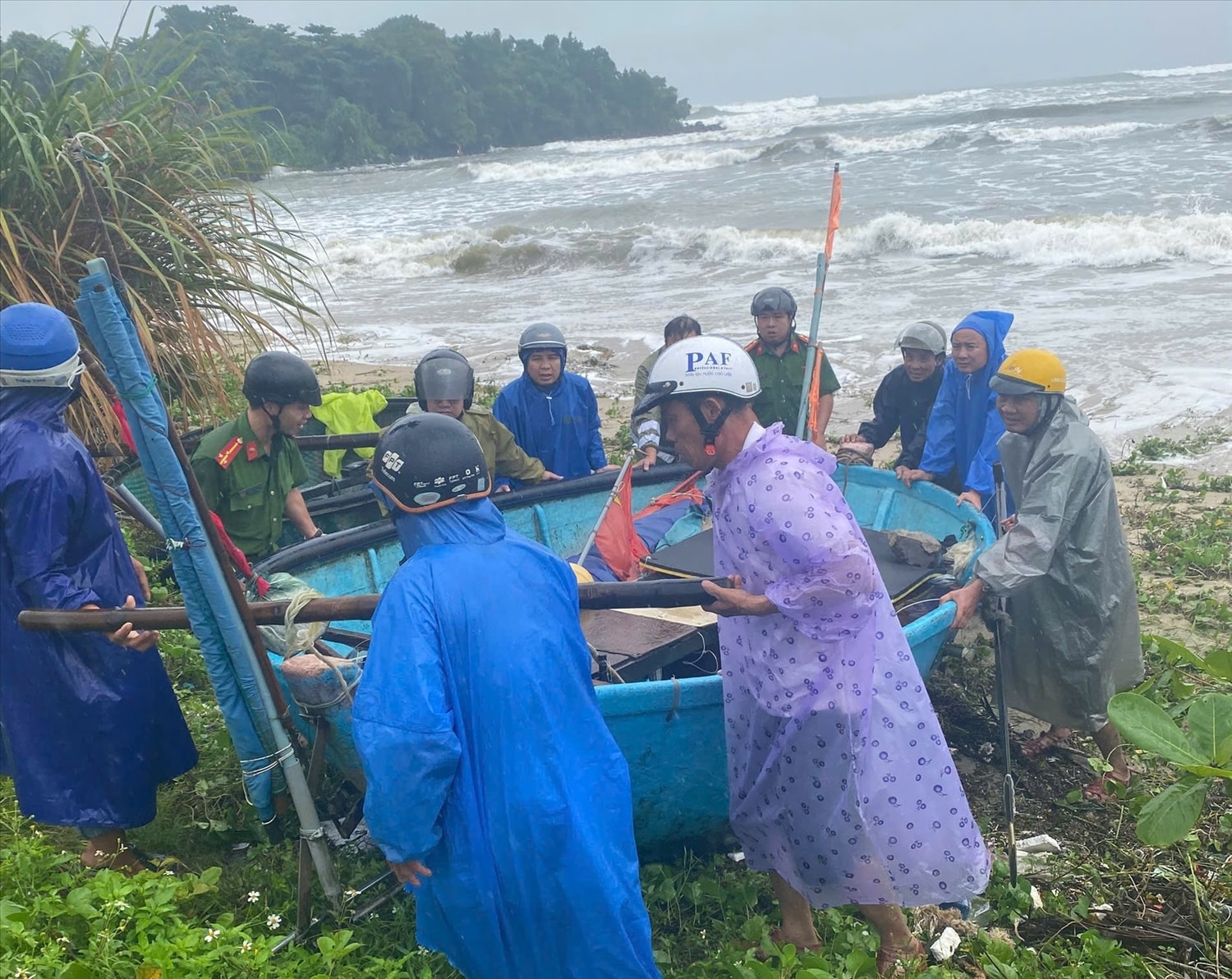 Người dân Đà Nẵng đưa ghe vào bờ tránh bão. (Ảnh Thi Thi).