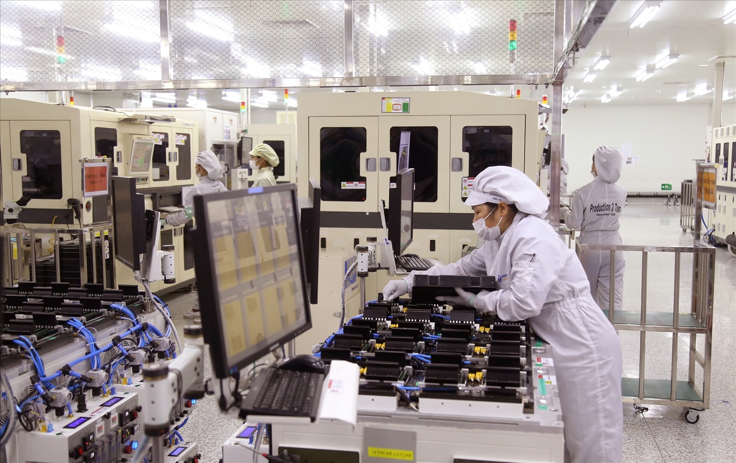 Nhân viên Hanyang Digitech Vina thao tác lắp ráp sản phẩm lưu trữ dữ liệu cho máy tính và máy chủ.