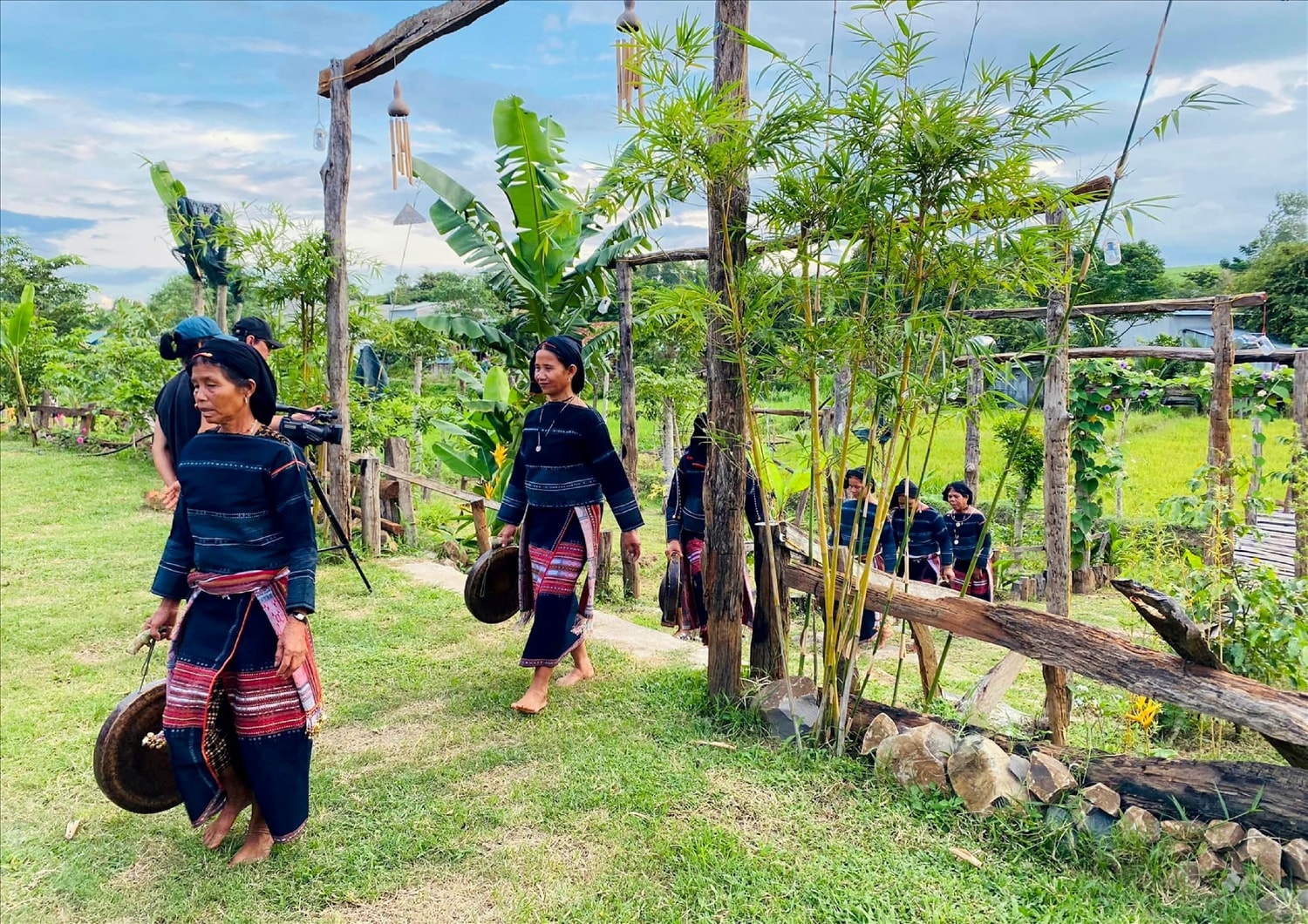 Đội chiêng nữ làng K’giang với nhiều thành viên ở các lứa tuổi khác nhau Đội chiêng nữ làng K’giang với nhiều thành viên ở các lứa tuổi khác nhau