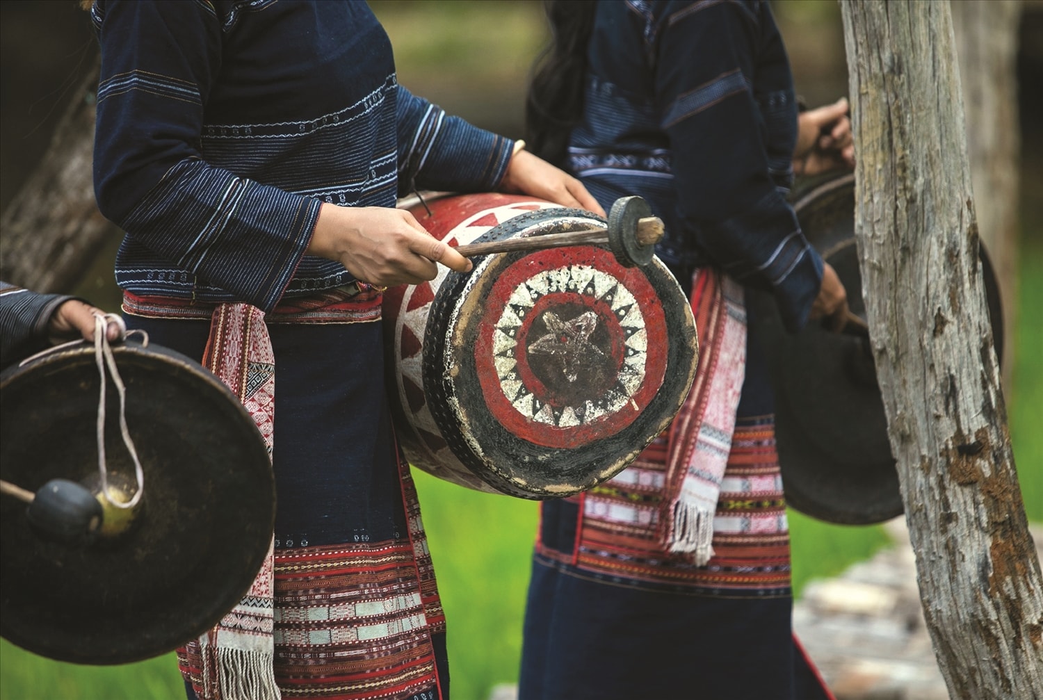 Sự cộng hưởng của bản sắc văn hóa với vẻ đẹp sơn nữ tạo nên sự độc đáo, quyến rũ riêng cho những bản hòa tấu cồng chiêng Sự cộng hưởng của bản sắc văn hóa với vẻ đẹp sơn nữ tạo nên sự độc đáo, quyến rũ riêng cho những bản hòa tấu cồng chiêng