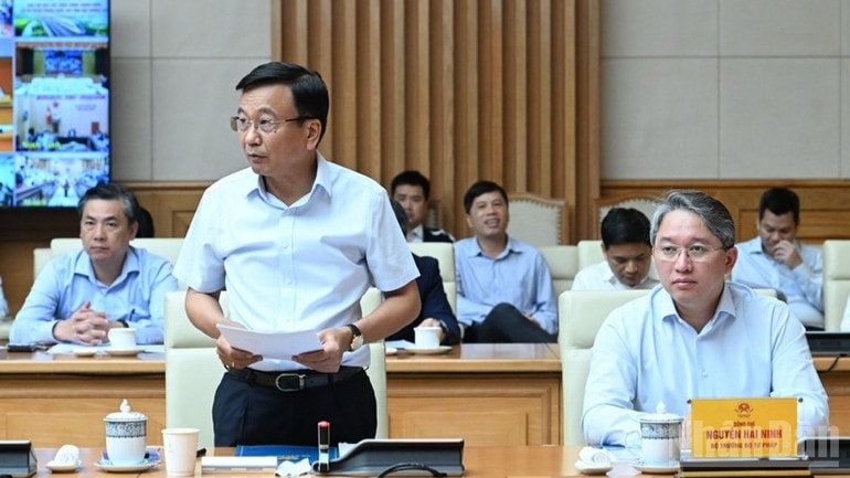 Lãnh đạo Bộ Xây dựng báo cáo tại phiên họp. (Ảnh: Trần Hải)