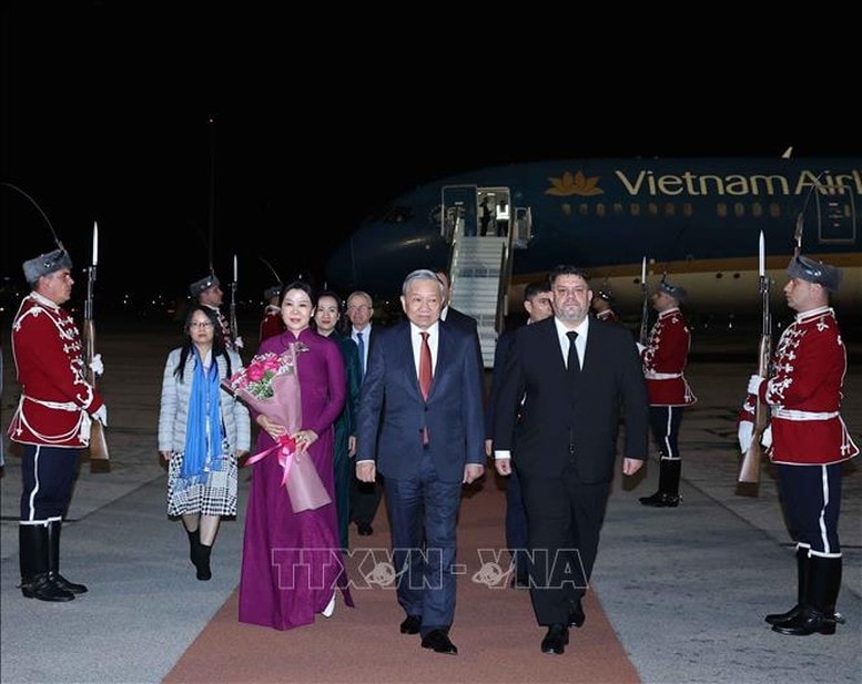 Tổng Bí thư Tô Lâm và Phu nhân Ngô Phương Ly, cùng Đoàn đại biểu cấp cao Việt Nam bắt đầu chuyến thăm chính thức Cộng hòa Bulgaria từ ngày 22-24/10/2025, theo lời mời của Tổng thống Cộng hòa Bulgaria Rumen Radev - Ảnh: TTXVN