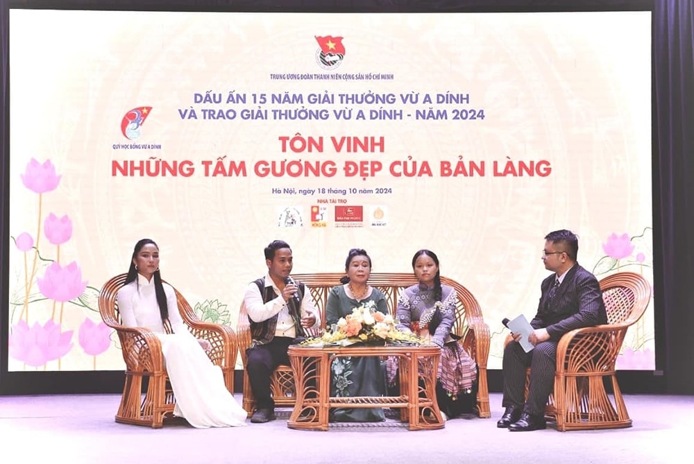 Em Hồ Văn Đôi (thứ 2 từ trái sang) tại Chương trình tôn vinh những tấm gương đẹp của bản làng năm 2024